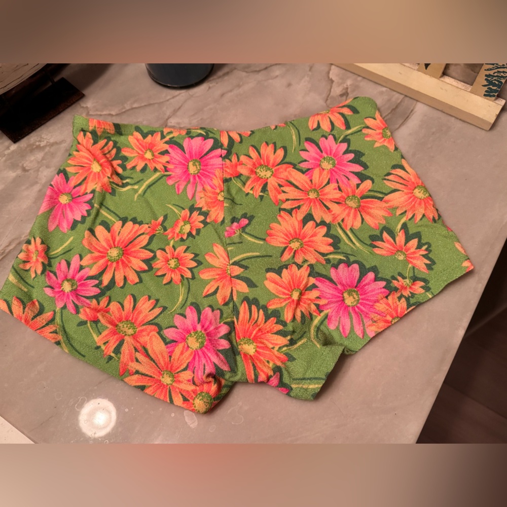 Floral Green Women's Shorts SMALL 26in waist - Picture 3 of 4